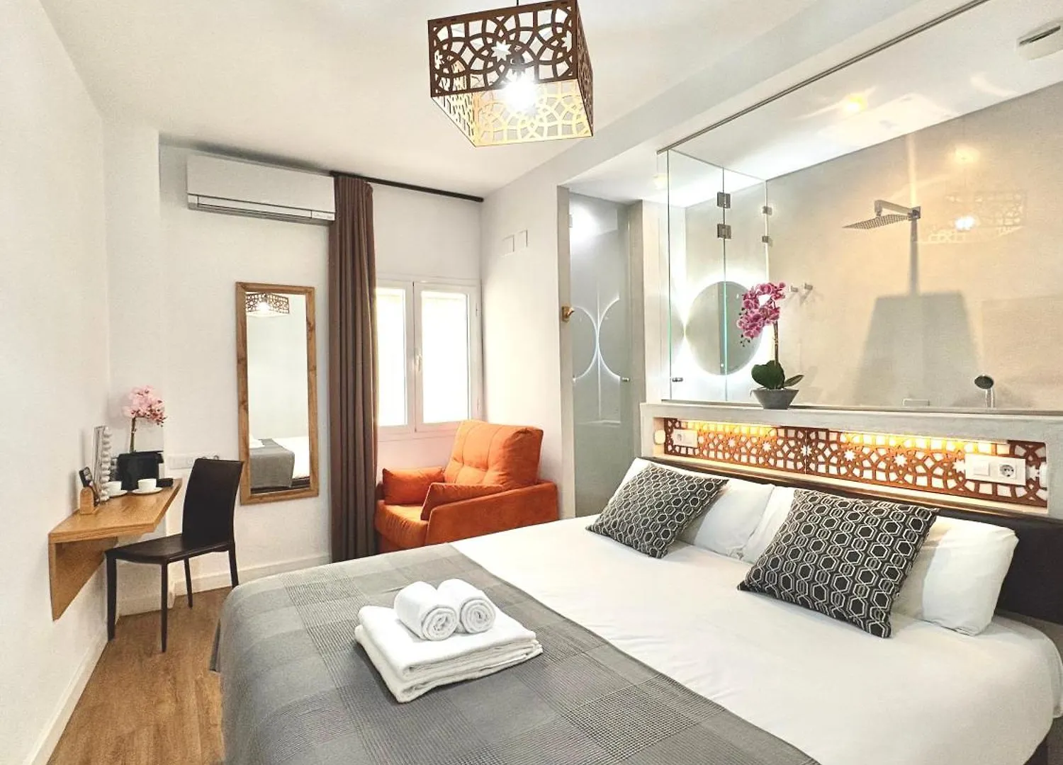 Unique House - Private Spa&Pool -Stayinseville Holiday home